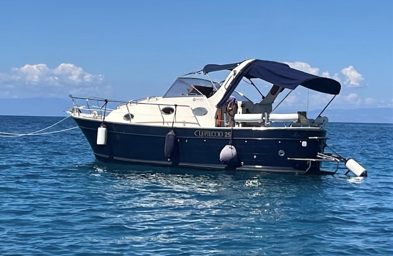 Voramar, un Mimi Libeccio 25, fondeado en aguas del Mediterráneo