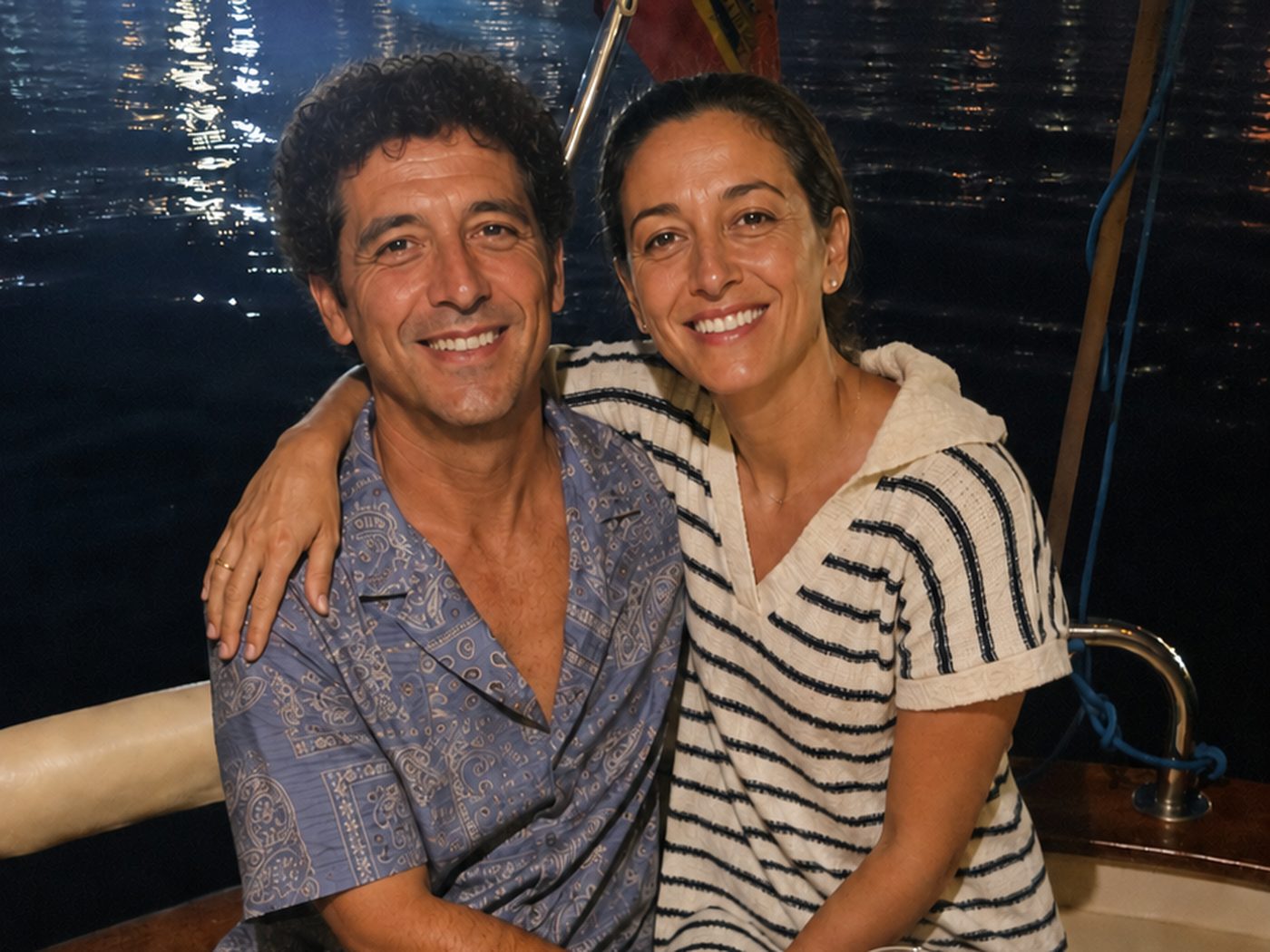 Pareja a bordo del Voramar al anochecer