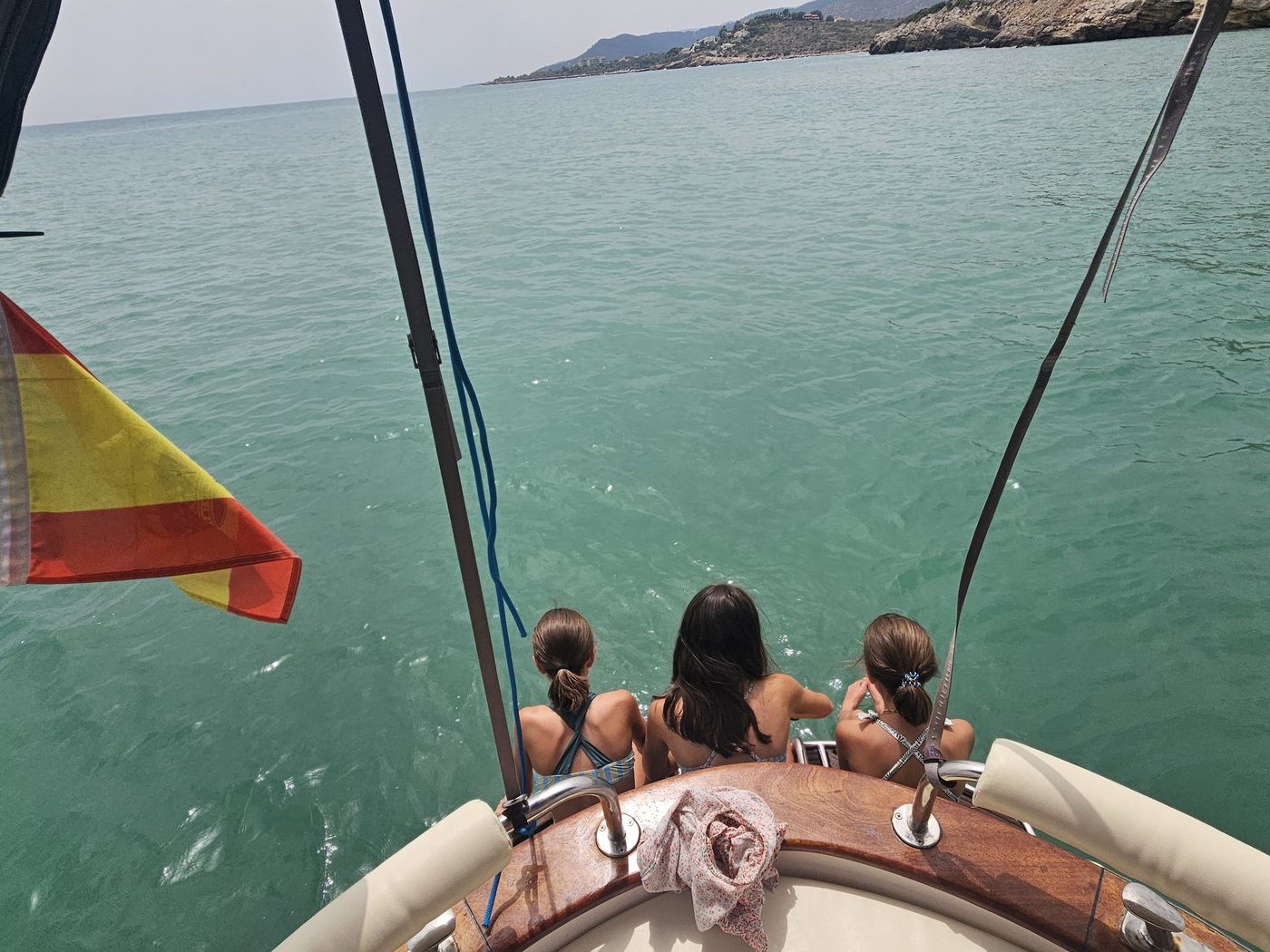 Pasajeras en la proa del Voramar contemplando el mar